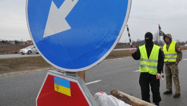 Украинские активисты блокируют движение российских фур во Львовской области. Архивное фото Украинские активисты блокируют движение российских фур во Львовской области. Архивное фото