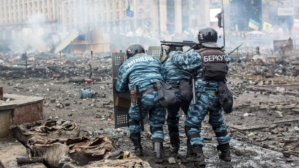 Сотрудники правоохранительных органов на площади Независимости в Киеве, где происходят столкновения митингующих и сотрудников милиции. 19 февраля 2014 Сотрудники правоохранительных органов на площади Независимости в Киеве, где происходят столкновения митингующих и сотрудников милиции. 19 февраля 2014