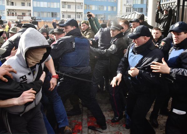 Участники акций в защиту Н. Савченко пытаются прорваться к Генеральному консульству Российской Федерации в Одессе Участники акций в защиту Н. Савченко пытаются прорваться к Генеральному консульству Российской Федерации в Одессе