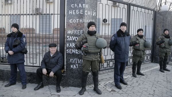 Полиция возле здания посольства России в Киеве, Украина. 8 марта 2016 Полиция возле здания посольства России в Киеве, Украина. 8 марта 2016