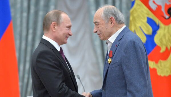 Президент России Владимир Путин (слева) и Народный артист России Валентин Гафт на церемонии вручения государственных наград и присвоения почетных званий в Екатерининском зале Кремля Президент России Владимир Путин (слева) и Народный артист России Валентин Гафт на церемонии вручения государственных наград и присвоения почетных званий в Екатерининском зале Кремля