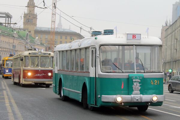 Троллейбус СВАРЗ ТБЭС-ВСХВ в колонне ретро-транспорта во время праздника московского троллейбуса Троллейбус СВАРЗ ТБЭС-ВСХВ в колонне ретро-транспорта во время праздника московского троллейбуса