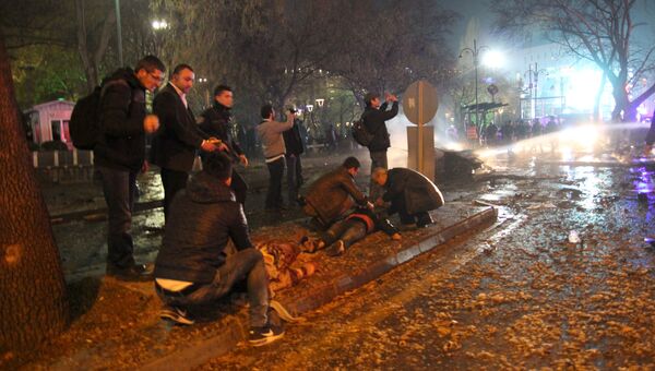 Люди, получившие ранения во время теракта в Анкаре. 13 марта 2016 Люди, получившие ранения во время теракта в Анкаре. 13 марта 2016