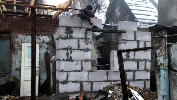 Восстановление жилого дома в Донецке. Архивное фото Восстановление жилого дома в Донецке. Архивное фото