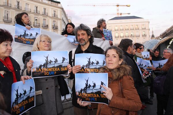 Участники митинга против соглашения ЕС и Турции по беженцам в Мадриде. 17 марта 2016 года Участники митинга против соглашения ЕС и Турции по беженцам в Мадриде. 17 марта 2016 года