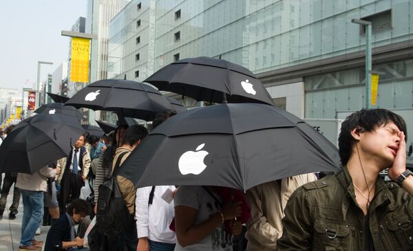 Люди стоят в очереди у Apple Store в Токио в ожидании начала продаж iPhone 4S Люди стоят в очереди у Apple Store в Токио в ожидании начала продаж iPhone 4S