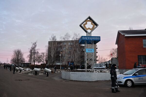 Сотрудники правоохранительных органов в поселке Плеханово в Тульской области Сотрудники правоохранительных органов в поселке Плеханово в Тульской области