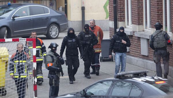 Полиция Бельгии во время спецоперации в брюссельском Моленбеке, 18 марта 2016 Полиция Бельгии во время спецоперации в брюссельском Моленбеке, 18 марта 2016