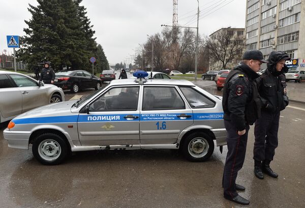 Сотрудники правоохранительных органов в аэропорту Ростова-на-Дону, где при посадке разбился пассажирский самолет Boeing-737-800 Сотрудники правоохранительных органов в аэропорту Ростова-на-Дону, где при посадке разбился пассажирский самолет Boeing-737-800