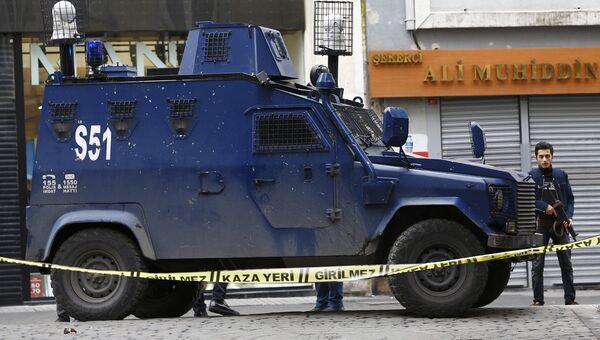 Сотрудники турецкой полиции неподалеку от места взрыва на улице Истикляль в Стамбуле. 19 марта 2016 Сотрудники турецкой полиции неподалеку от места взрыва на улице Истикляль в Стамбуле. 19 марта 2016