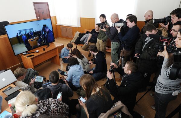Журналисты смотрят трансляцию из зала заседаний Донецкого областного суда, где 21 марта начнется оглашение приговора по делу гражданки Украины Надежды Савченко Журналисты смотрят трансляцию из зала заседаний Донецкого областного суда, где 21 марта начнется оглашение приговора по делу гражданки Украины Надежды Савченко
