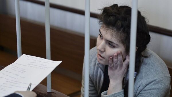 Студентка МГУ Варвара Караулова, обвиняемая в попытке участия в деятельности ИГ, в зале Лефортовского суда Москвы