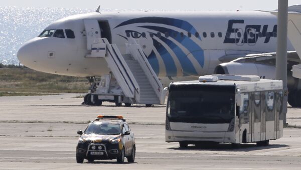 Самолет A320 компании EgyptAir в аэропорту Ларнаки, Кипр Самолет A320 компании EgyptAir в аэропорту Ларнаки, Кипр