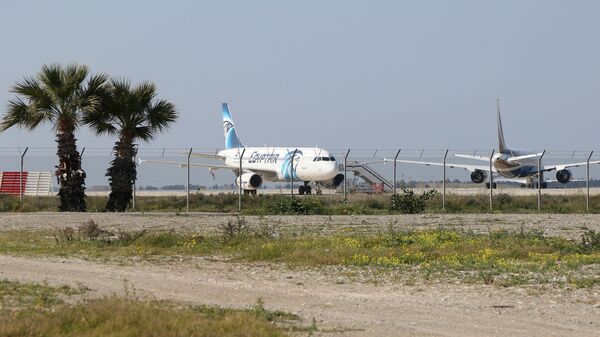Самолет A320 компании EgyptAir в аэропорту Ларнаки, Кипр Самолет A320 компании EgyptAir в аэропорту Ларнаки, Кипр