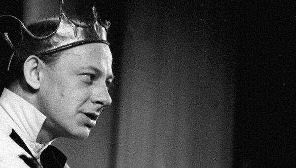 Евгений Евстигнеев в спектакле по пьесе Евгения Шварца Голый король Евгений Евстигнеев в спектакле по пьесе Евгения Шварца Голый король