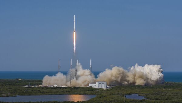 Старт ракеты SpaceX Falcon 9 на мысе Канаверал 8 апреля 2016 года Старт ракеты SpaceX Falcon 9 на мысе Канаверал 8 апреля 2016 года