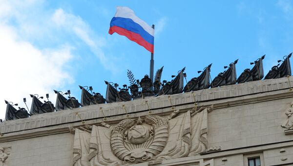 Флаг на здании министерства обороны РФ на Фрунзенской набережной в Москве. Архивное фото Флаг на здании министерства обороны РФ на Фрунзенской набережной в Москве. Архивное фото
