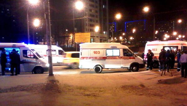 Врачи рядом с общежитием, где произошло отрвление Врачи рядом с общежитием, где произошло отрвление