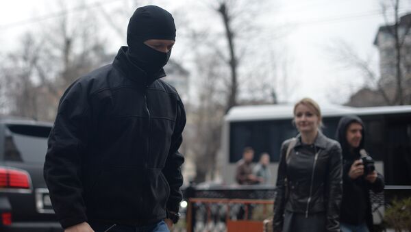 Сотрудник правоохранительных органов у входа в главное здание группы компаний Онэксим на Тверском бульваре, где проходят обыски Сотрудник правоохранительных органов у входа в главное здание группы компаний Онэксим на Тверском бульваре, где проходят обыски