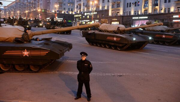 Танк Т-14 на гусеничной платформе Армата на Тверской улице в Москве Танк Т-14 на гусеничной платформе Армата на Тверской улице в Москве