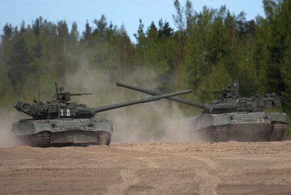 Танки Т-80 во время Гонки героев на Песочинском полигоне в Ленинградской области Танки Т-80 во время Гонки героев на Песочинском полигоне в Ленинградской области