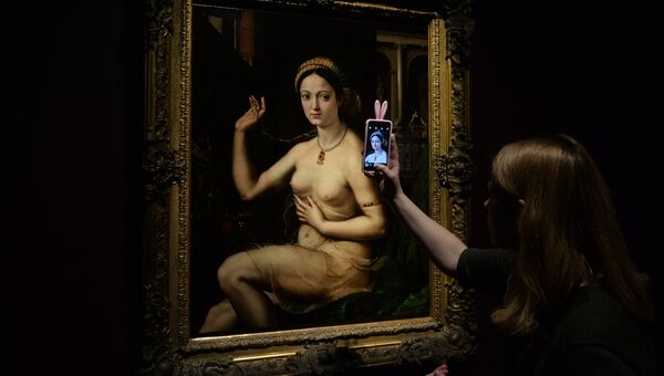 Посетительница фотографирует картину Джулио Романо Дама за туалетом, или Форнарина. Архивное фото Посетительница фотографирует картину Джулио Романо Дама за туалетом, или Форнарина. Архивное фото