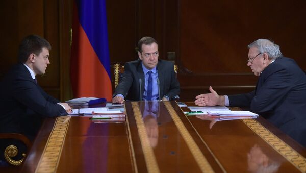 Председатель правительства России Дмитрий Медведев, президент Российской академии наук (РАН) Владимир Фортов и руководитель Федерального агентства научных организаций (ФАНО) Михаил Котюков во время встречи в резиденции Горки Председатель правительства России Дмитрий Медведев, президент Российской академии наук (РАН) Владимир Фортов и руководитель Федерального агентства научных организаций (ФАНО) Михаил Котюков во время встречи в резиденции Горки