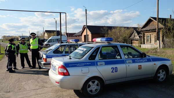 Сотрудники правоохранительных органов на улице поселка Ивашевка Сызранского района Самарской области Сотрудники правоохранительных органов на улице поселка Ивашевка Сызранского района Самарской области