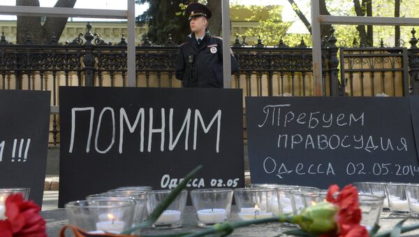 Сотрудник полиции у посольства Украины в Москве, где проходит акция в память о погибших при пожаре в одесском Доме профсоюзов Сотрудник полиции у посольства Украины в Москве, где проходит акция в память о погибших при пожаре в одесском Доме профсоюзов