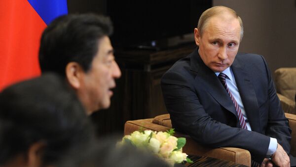 Президент России Владимир Путин и премьер-министр Японии Синдзо Абэ во время встречи в резиденции Бочаров ручей Президент России Владимир Путин и премьер-министр Японии Синдзо Абэ во время встречи в резиденции Бочаров ручей