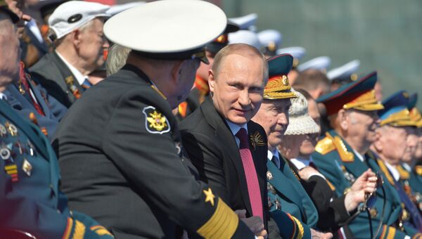 Президент России - Верховный Главнокомандующий Вооружёнными Силами Владимир Путин (в центре) на военном параде в ознаменование 71-й годовщины Победы в Великой Отечественной войне 1941–1945 годов на Красной площади в Москве Президент России - Верховный Главнокомандующий Вооружёнными Силами Владимир Путин (в центре) на военном параде в ознаменование 71-й годовщины Победы в Великой Отечественной войне 1941–1945 годов на Красной площади в Москве