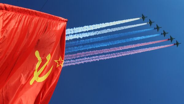 Штурмовики Су-25 во время воздушной части военного парада в Москве в честь 71-й годовщины Победы в Великой Отечественной войне 1941-1945 годов Штурмовики Су-25 во время воздушной части военного парада в Москве в честь 71-й годовщины Победы в Великой Отечественной войне 1941-1945 годов