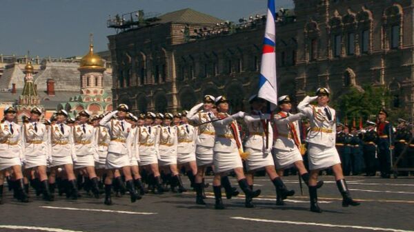 Девушки-курсанты и другие участники пешей части парада Победы в Москве Девушки-курсанты и другие участники пешей части парада Победы в Москве