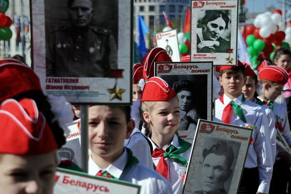 Участники шествия Бессмертный полк в честь 71-й годовщины Победы в Великой Отечественной войне 1941-1945 годов в Минске Участники шествия Бессмертный полк в честь 71-й годовщины Победы в Великой Отечественной войне 1941-1945 годов в Минске