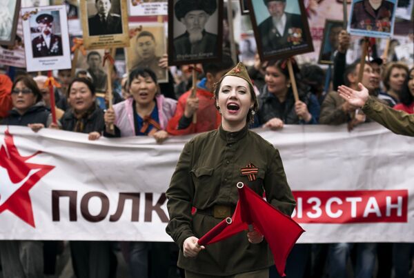 Участники шествия Бессмертный полк в честь 71-й годовщины Победы в Великой Отечественной войне 1941-1945 годов в Бишкеке Участники шествия Бессмертный полк в честь 71-й годовщины Победы в Великой Отечественной войне 1941-1945 годов в Бишкеке