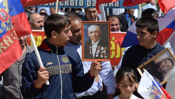 Участники шествия Бессмертный полк в честь 71-й годовщины Победы в Великой Отечественной войне 1941-1945 годов в селении Чинар Дербентского района Дагестана Участники шествия Бессмертный полк в честь 71-й годовщины Победы в Великой Отечественной войне 1941-1945 годов в селении Чинар Дербентского района Дагестана