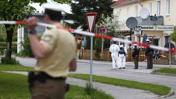 Сотрудники полиции на железнодорожной станции в районе Мюнхена, Германия. 10 мая 2016 Сотрудники полиции на железнодорожной станции в районе Мюнхена, Германия. 10 мая 2016