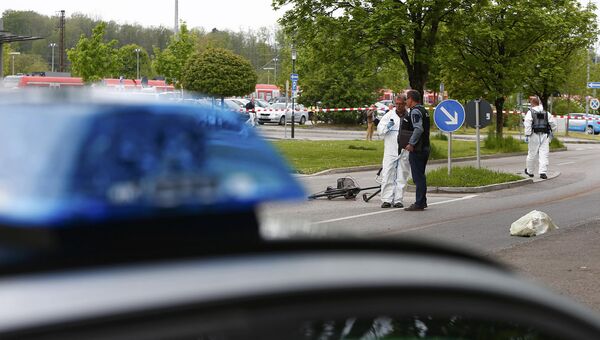 Сотрудники полиции на железнодорожной станции в районе Мюнхена, Германия. 10 мая 2016 Сотрудники полиции на железнодорожной станции в районе Мюнхена, Германия. 10 мая 2016