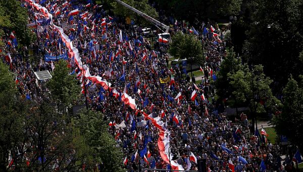 Марш Комитета Защиты Демократии с оппозицией в Варшаве Марш Комитета Защиты Демократии с оппозицией в Варшаве