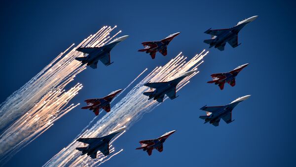 Многоцелевые истребители Су-27 пилотажной группы Русские Витязи и МиГ-29 пилотажной группы Стрижи во время воздушной части военного парада в Москве в честь 71-й годовщины Победы в Великой Отечественной войне 1941-1945 годов Многоцелевые истребители Су-27 пилотажной группы Русские Витязи и МиГ-29 пилотажной группы Стрижи во время воздушной части военного парада в Москве в честь 71-й годовщины Победы в Великой Отечественной войне 1941-1945 годов