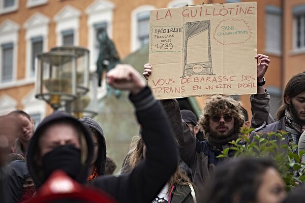 Участники протестов против трудовой реформы в Лионе, Франция Участники протестов против трудовой реформы в Лионе, Франция