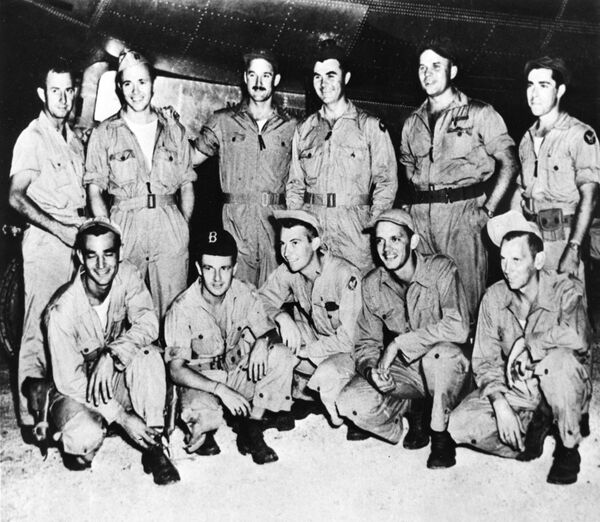 Экипаж американского бомбардировщика Enola Gay, сбросившего бомбу на Хиросиму Экипаж американского бомбардировщика Enola Gay, сбросившего бомбу на Хиросиму