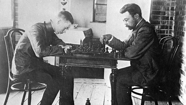 Композитор Сергей Сергеевич Прокофьев играет партию в шахматы. 1907 или 1908 год Композитор Сергей Сергеевич Прокофьев играет партию в шахматы. 1907 или 1908 год
