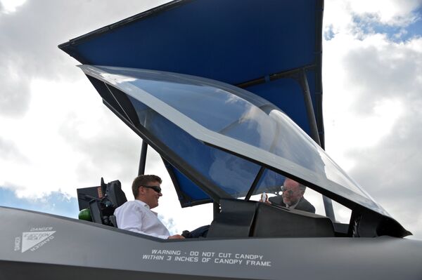 Истребитель Lockheed Martin F-35 Lightning II на Международном авиационно-космическом салоне Фарнборо-2014 Истребитель Lockheed Martin F-35 Lightning II на Международном авиационно-космическом салоне Фарнборо-2014