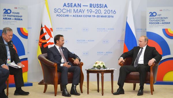 Президент Российской Федерации Владимир Путин и султан Государства Бруней-Даруссалам Хаджи Хассанал Болкиах во время двусторонней встречи в конгресс-центре гостиницы Рэдиссон Блю Курорт в Сочи в рамках саммита Россия — АСЕАН. 19 мая 2016 Президент Российской Федерации Владимир Путин и султан Государства Бруней-Даруссалам Хаджи Хассанал Болкиах во время двусторонней встречи в конгресс-центре гостиницы Рэдиссон Блю Курорт в Сочи в рамках саммита Россия — АСЕАН. 19 мая 2016