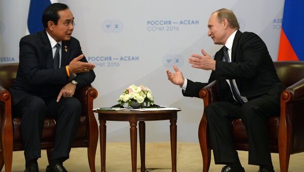 Президент Российской Федерации Владимир Путин и премьер-министр Королевства Таиланд Прают Чан-Оча во время двусторонней встречи в конгресс-центре гостиницы Рэдиссон Блю Курорт в Сочи Президент Российской Федерации Владимир Путин и премьер-министр Королевства Таиланд Прают Чан-Оча во время двусторонней встречи в конгресс-центре гостиницы Рэдиссон Блю Курорт в Сочи