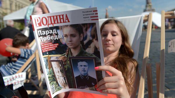 Девушка читает журнал Родина. Архивное фото Девушка читает журнал Родина. Архивное фото