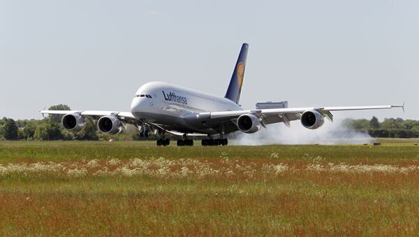 Самолет авиакомпании Lufthansa. Архивное фото Самолет авиакомпании Lufthansa. Архивное фото