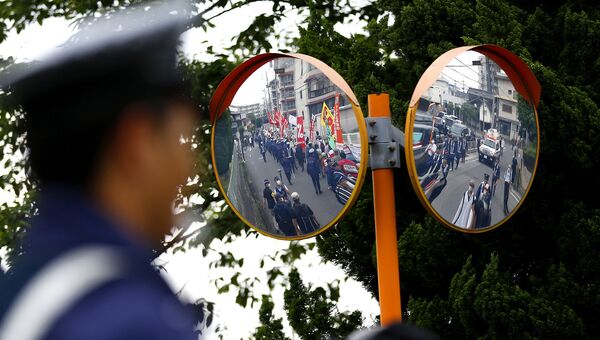 Отражение протестующих в зеркалах во время саммита G7 в городе Цу, Япония. 26 мая 2016 года Отражение протестующих в зеркалах во время саммита G7 в городе Цу, Япония. 26 мая 2016 года