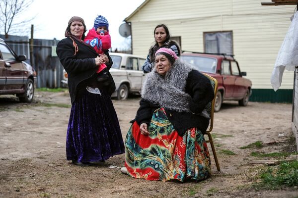 Жители поселка Плеханово Тульской области, где согласно решению суда начался снос незаконных построек Жители поселка Плеханово Тульской области, где согласно решению суда начался снос незаконных построек